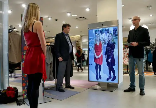 Enhancing the Online Shopping Experience in Fitting Rooms with Smart Mirrors and Augmented Reality