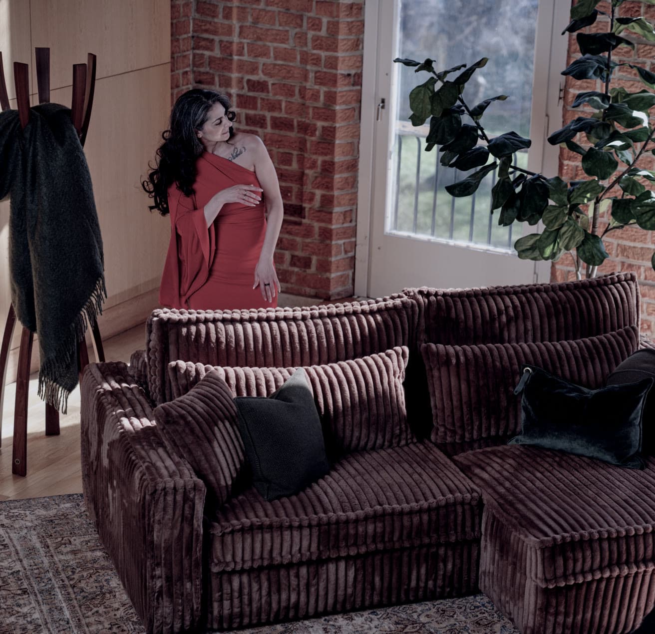 A customer relaxing on the modular Sweef sofa